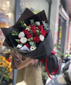 Bó hoa hồng đỏ cát tường giấy đen - SSBHSN36